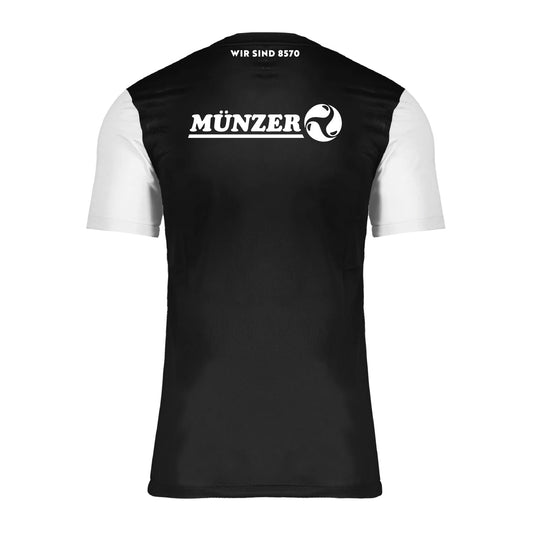 ASK Voitsberg - Trikot schwarz 25/26. Rückenansicht des schwarzen Trikot mit weißen kurzen Ärmeln mit der Aufschrift "Wir sind 8570" und dem Münzer Logo in weiß.
