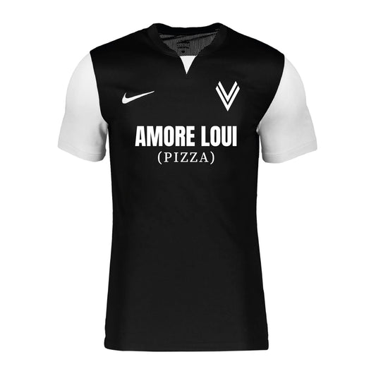 ASK Voitsberg - Kids Trikot schwarz 25/26. Schwarzes Kinder Trikot mit weißem kurzen Ärmeln mit weißem ASK Voitsberg Wappen auf der linken Brustseite, weißem Nike Swoosh auf der rechten Brustseite und Amore Loui (Pizza) Logo in weiß über die gesamte Brust.