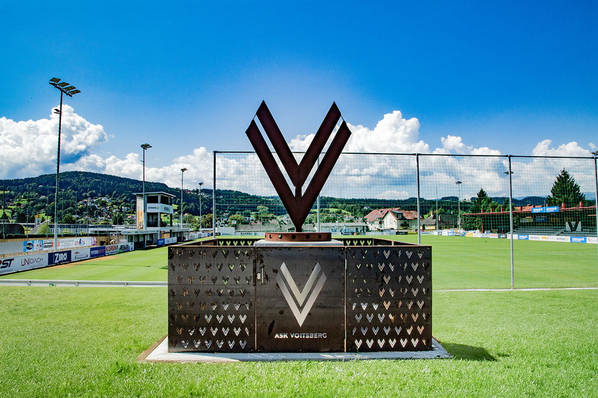 Feuer Stelle am Sportplatz des ASK Voitsberg, ASK Voitsberg Wappen Stahlgerüst.