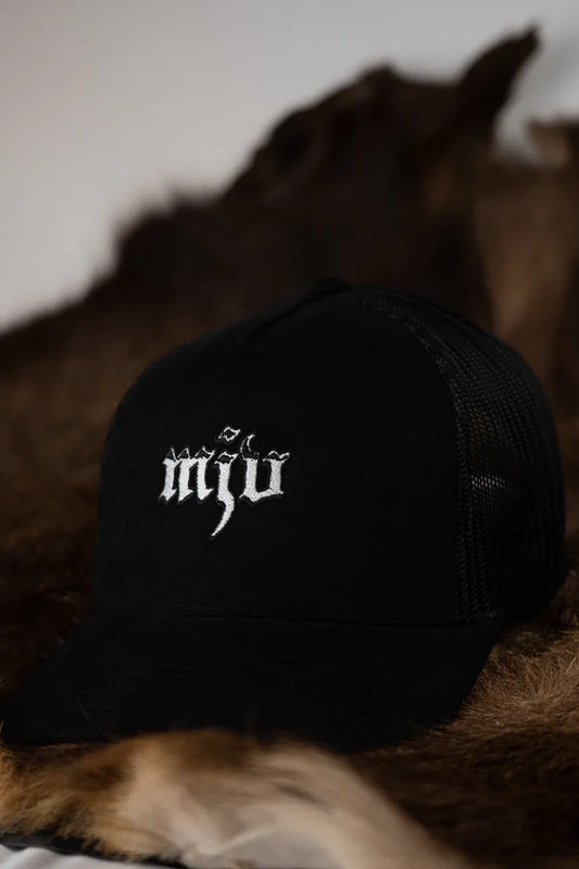 Schwarzes Trucker-Cap mit weißem 'MJV' Logo gestickt.