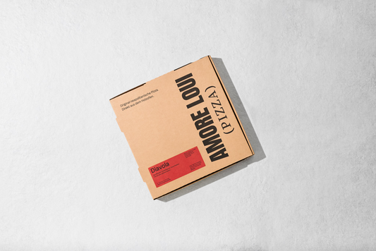 Amore Loui 'Diavola Pizza' braune Pizza Verpackung auf hellem Hintergrund.