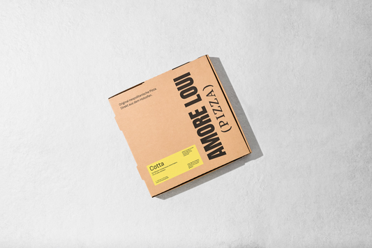 Amore Loui 'Pizza Cotta' braune Pizza Verpackung auf hellem Hintergrund.