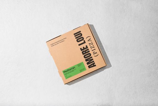 Amore Loui 'Pizza Mediterran' braune Pizza Verpackung auf hellem Hintergrund.