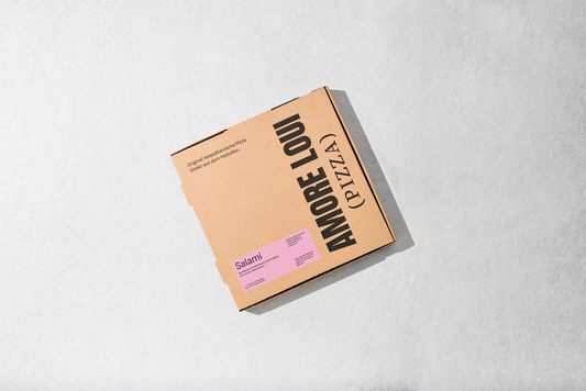 Amore Loui 'Pizza Salami' braune Pizza Verpackung auf hellem Hintergrund.