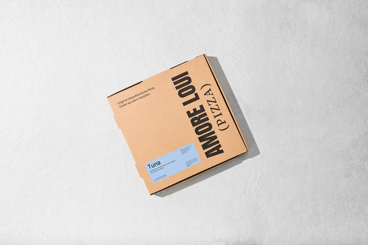 Amore Loui 'Pizza Tuna' braune Pizza Verpackung auf hellem Hintergrund.