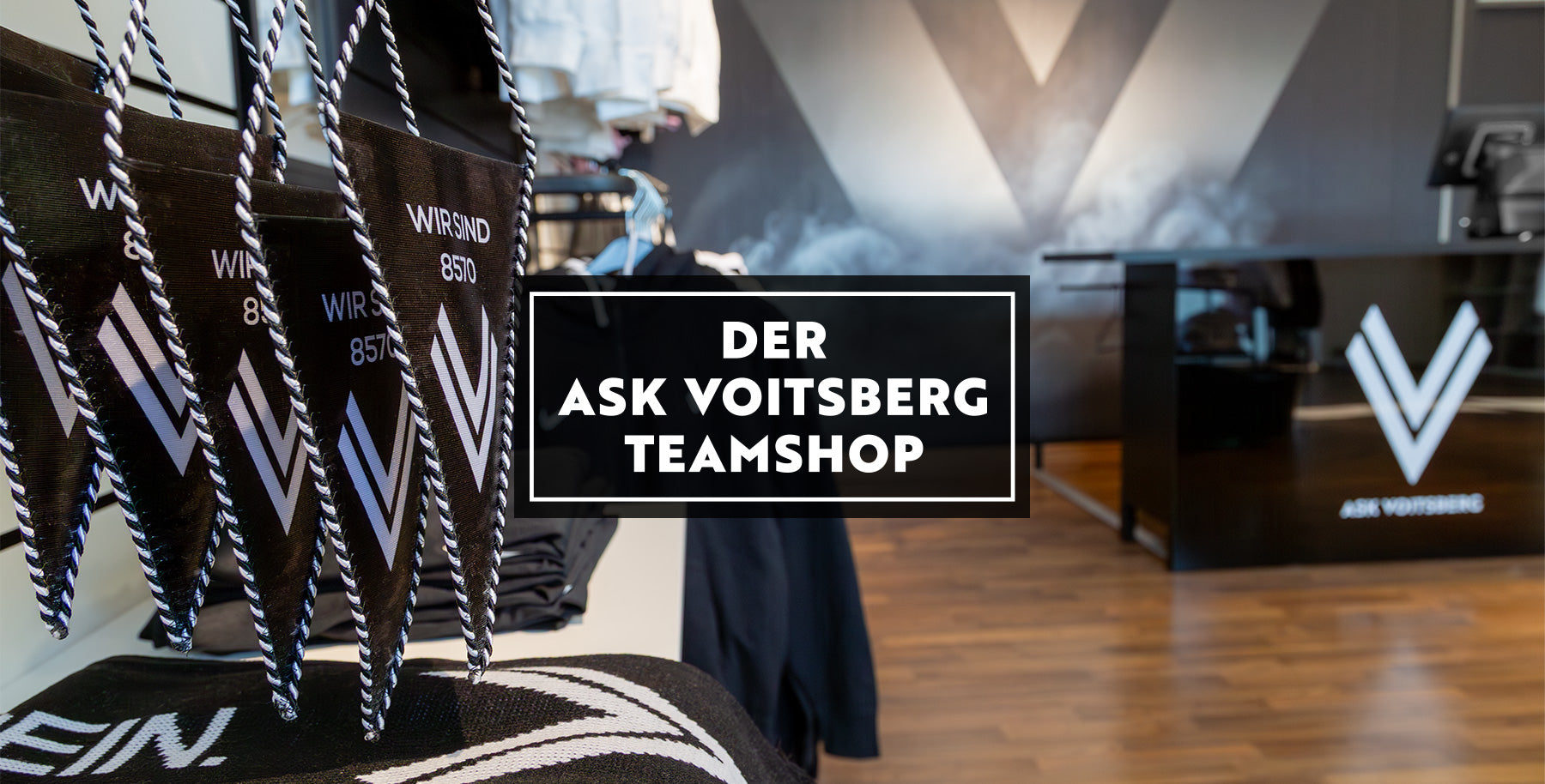 Der ASK Voitsberg Teamshop Banner mit Text und Ansicht von Produkten und Fanartikeln im Hintergrund