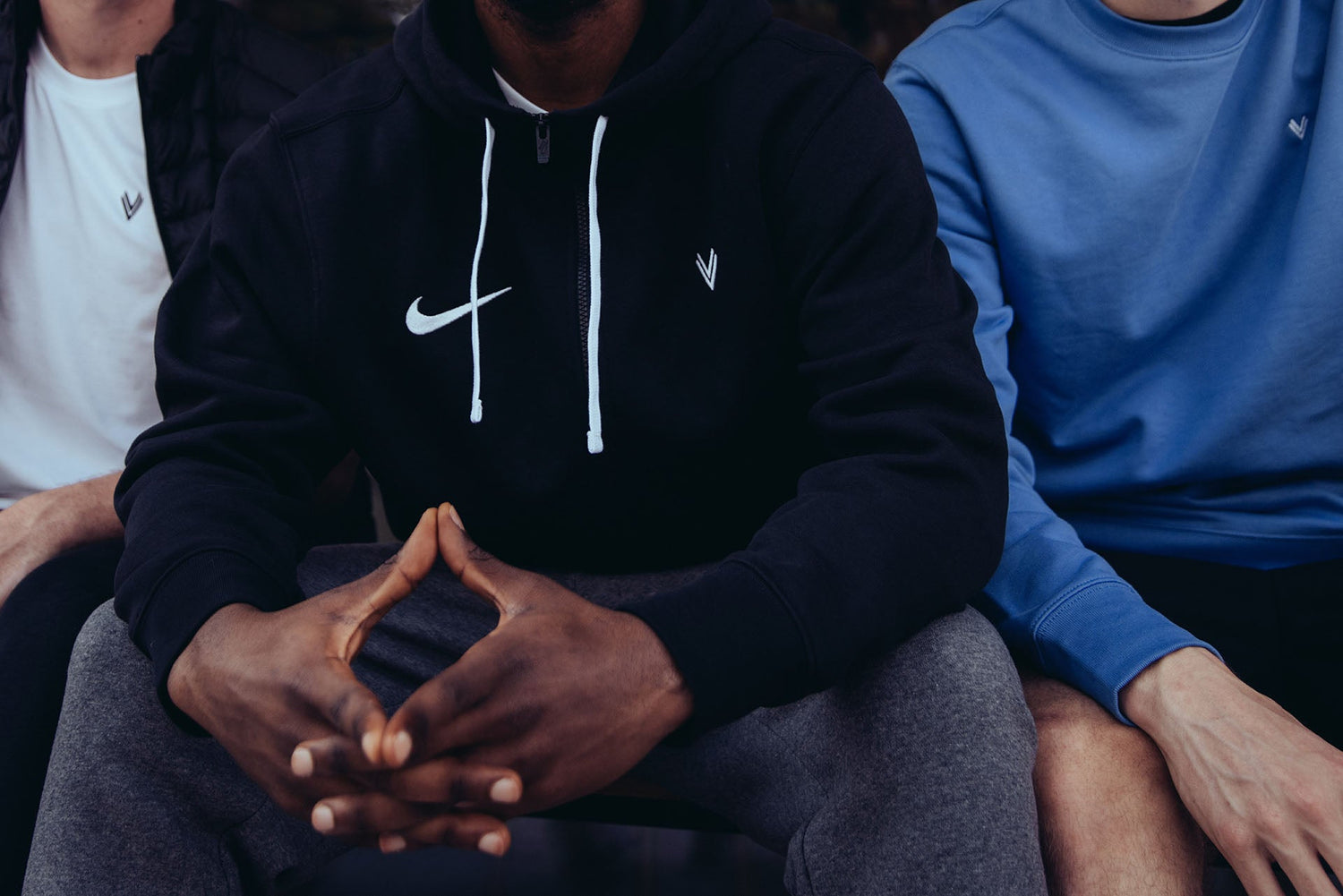 ASK Voitsberg T-Shirt mit großem V auf der Brust in Kohlen Optik