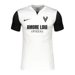 ASK Voitsberg - Trikot weiß 25/26. Weißes Trikot mit schwarzen kurzen Ärmeln mit schwarzem ASK Voitsberg Wappen auf der linken Brustseite, schwarzem Nike Swoosh auf der rechten Brustseite und Amore Loui (Pizza) Logo in schwarz über die gesamte Brust.