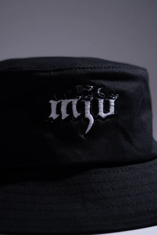 Detailansicht des gesticktem 'MJV' Logos in weiß auf Sonnenhut.