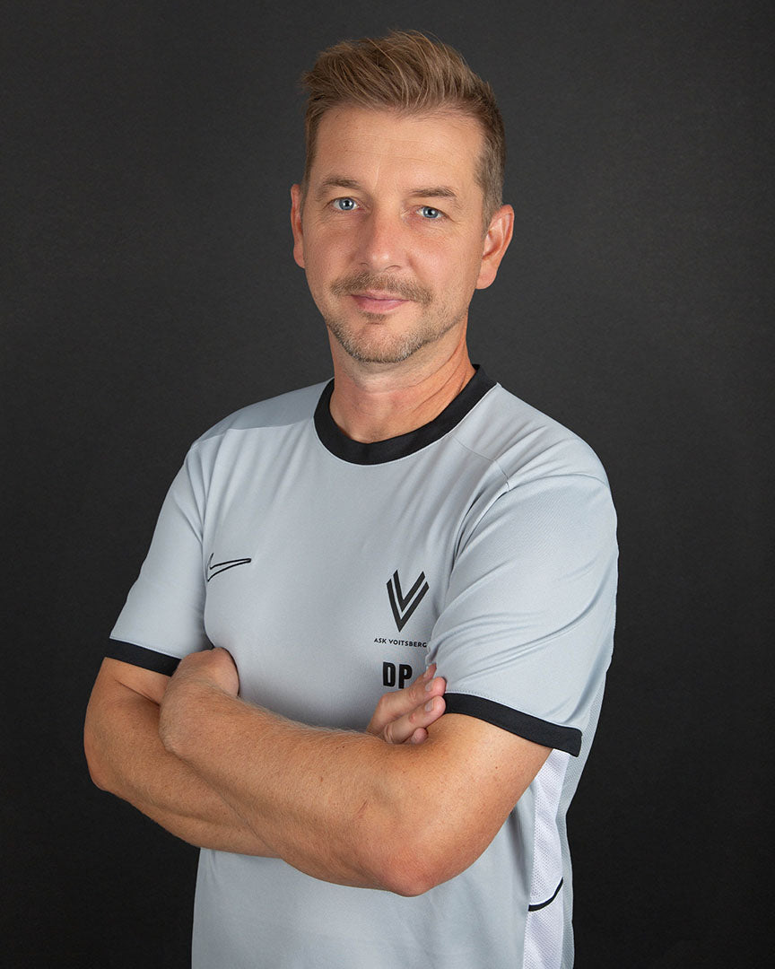 Staff - Portrait Bild von Sportdirektor und Trainer David Preiß im grauen ASK Voitsberg Trainingsshirt