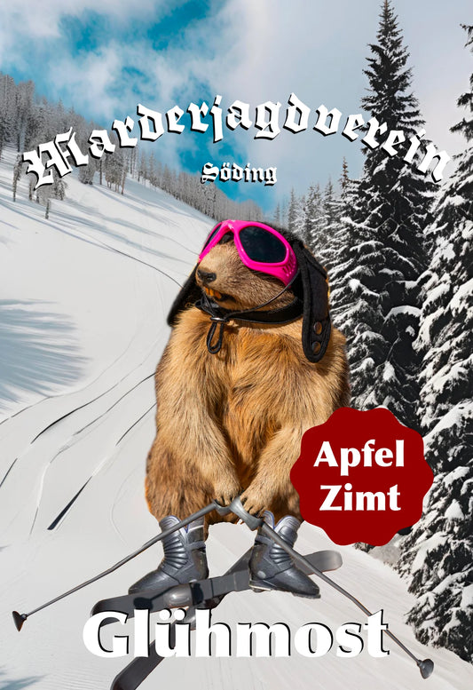 Duftbam 'Glühmost' Apfel Zimt Duftbaum mit MJV Schriftzug in weiß und Marder welcher auf Skischuhen, mit Mütze und pinker Brille auf Skipiste steht.
