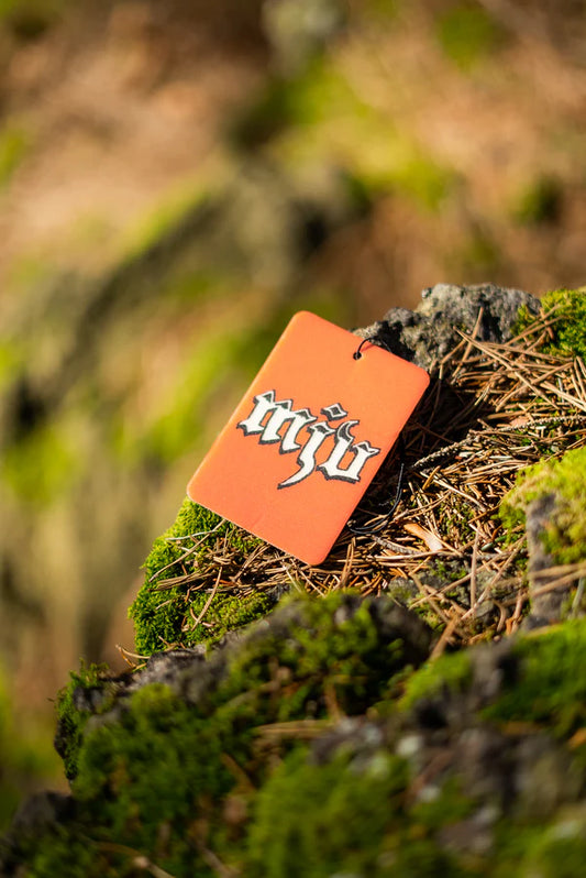 Duftbam 'Marülln' Rückseite auf bemoostem Stein. MJV Logo in weiß auf rotem Hintergrund. 'Marülln' Duftbaum vom Marderjagdverein.