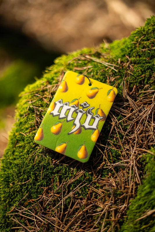 Duftbam 'Saure Hirschbirn' Rückseite auf bemoostem Stein. MJV Logo in weiß auf grün-gelben mit Birnen Aufdruck im Hintergrund. 'Saure Hirschbirn' Duftbaum vom Marderjagdverein.