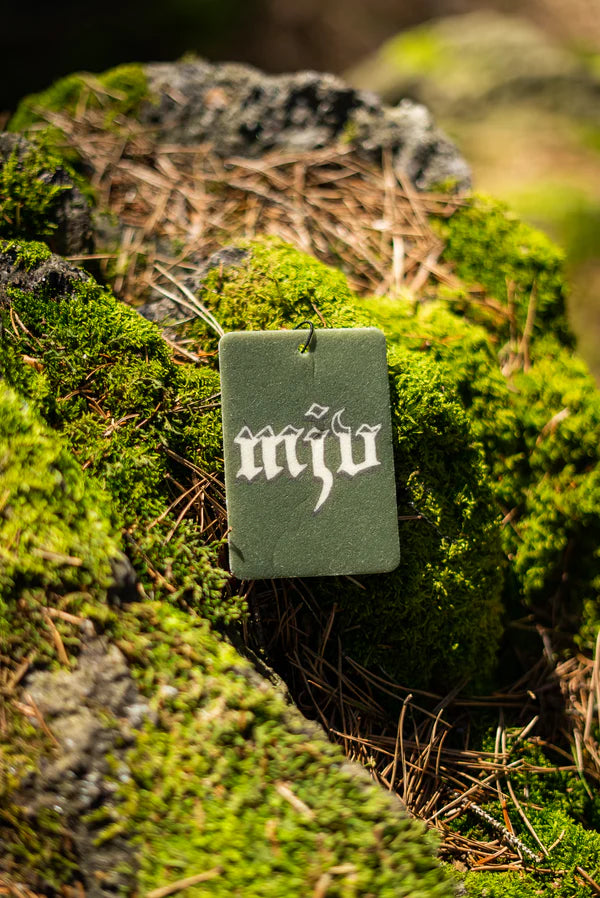 Duftbam 'Waldbrise' Rückseite auf bemoostem Stein. MJV Logo in weiß auf grünem Hintergrund. 'Waldbrise' Duftbaum vom Marderjagdverein.