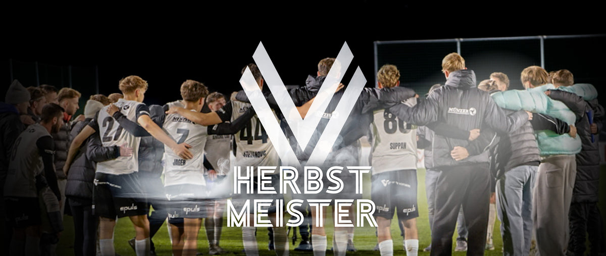 ASK Voitsberg Herbstmeister 2025 mit Vereinswappen und Gruppenbild im Hintergrund.