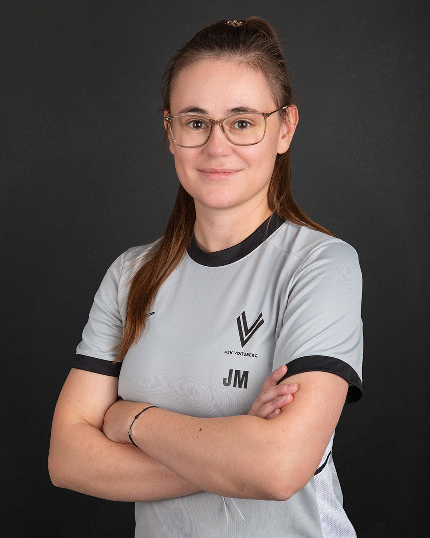 Staff - Portrait Bild von Julia Meixner - Marketing, Sponsoring, Spielbetrieb im grauen ASK Voitsberg Trainingsshirt