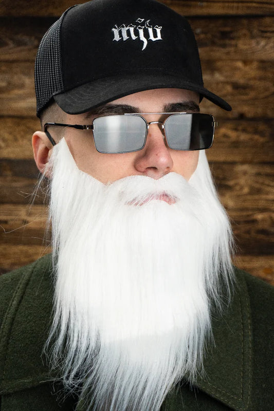 Mann trägt einen langen weißen Bart, Sonnenbrille und ein schwarzes Trucker-Cap mit gesticktem weißen 'MJV' Logo.