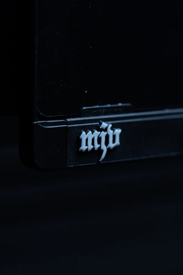 Detailansicht des Marderjagdverein Söding Logos in weiß auf schwarzer Kennzeichenhalterung.