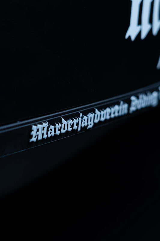 Detailansicht des Marderjagdverein Söding Schriftzuges in weiß auf schwarzer Kennzeichenhalterung.