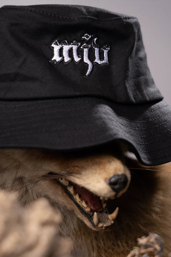 Bucket Hat, Tier trägt einen Marderjagdverein Söding Sonnenhut in schwarz mit weißem Logo