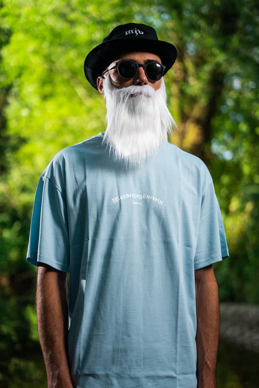 Mann mit Sonnenhut, Sonnenbrille und blauem Shirt bekleidet. Aufdruck am blauen T-Shirt in weiß 'Marderjagdverein Söding'