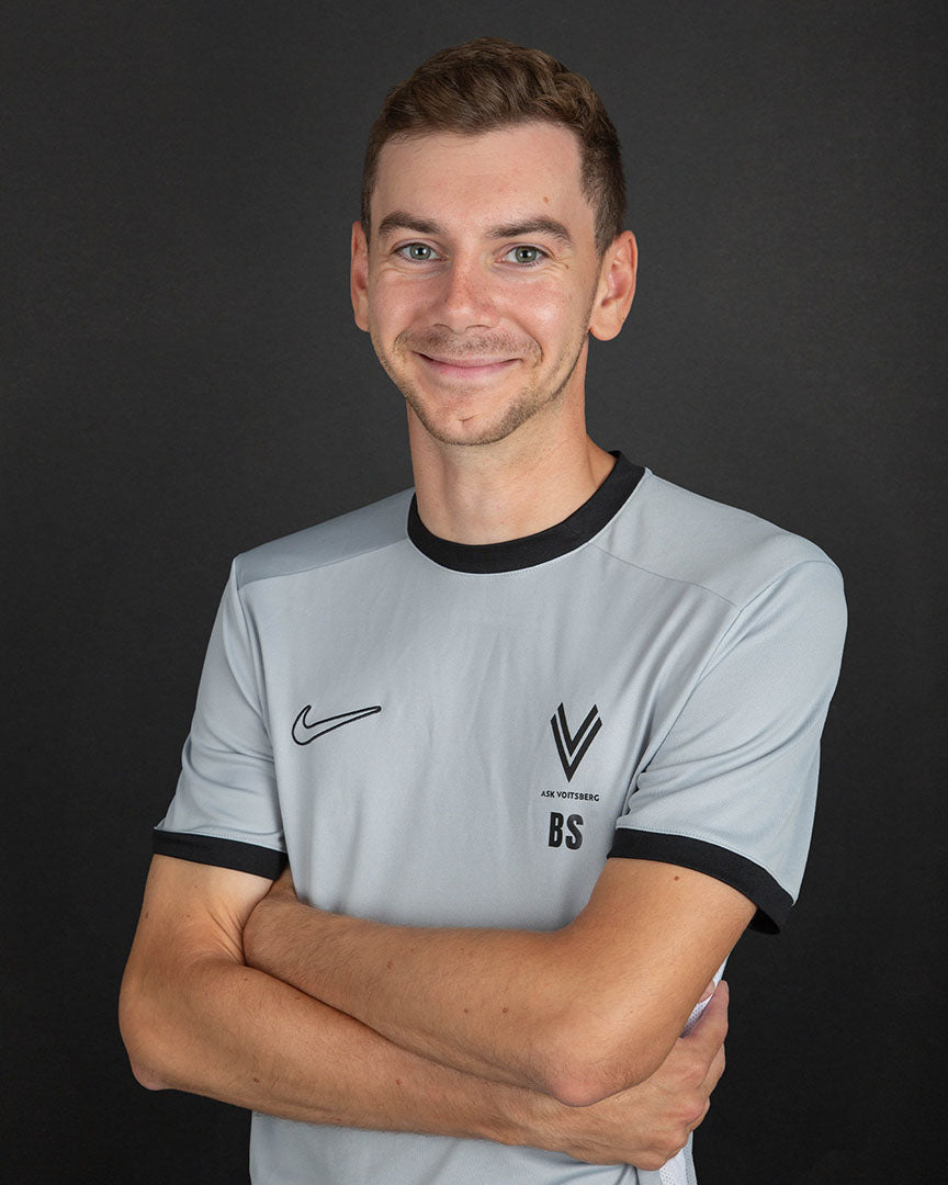 Staff - Portrait Bild vom technischen Director & Scouting Sebastian Szvetits im grauen ASK Voitsberg Trainingsshirt